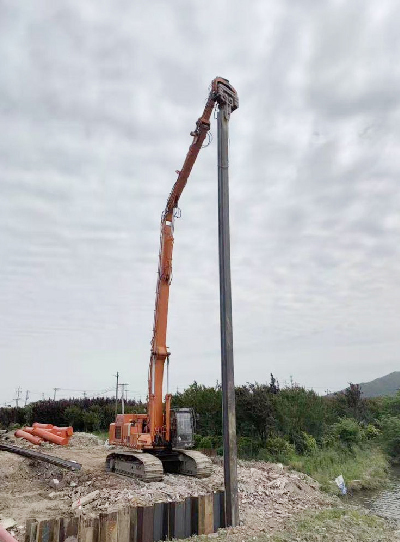 贛縣工地打拔機(jī)配合鋼板樁施工中